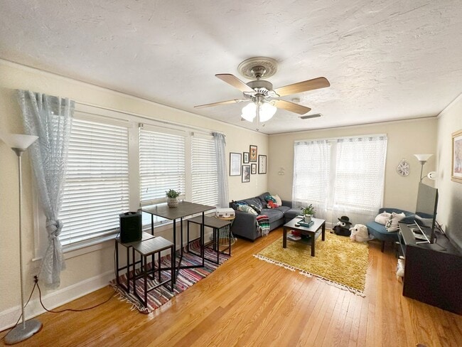 property at 933 SW 5th Ave