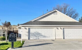 445 Pearl Pl in Manteca, CA - Building Photo
