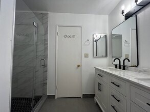 18550 Hatteras St in Tarzana, CA - Building Photo - Building Photo