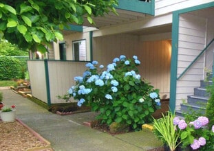 Tuscany Village in Portland, OR - Building Photo - Building Photo