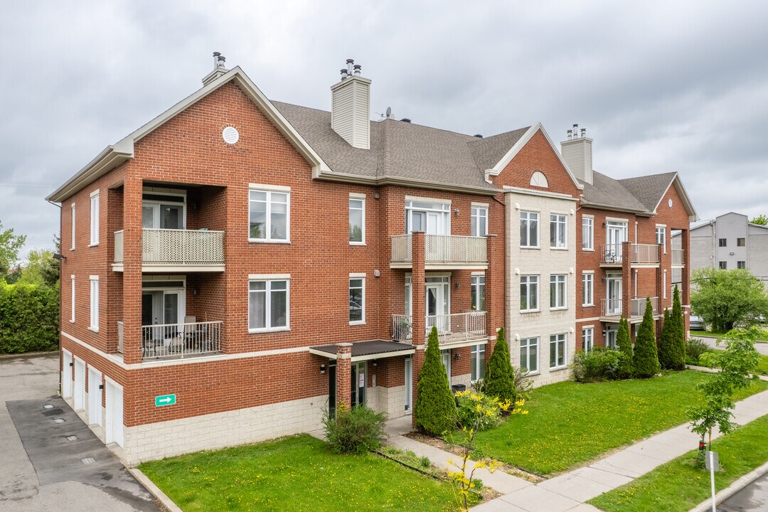 4870 Harry-Worth Rue in Pierrefonds, QC - Building Photo