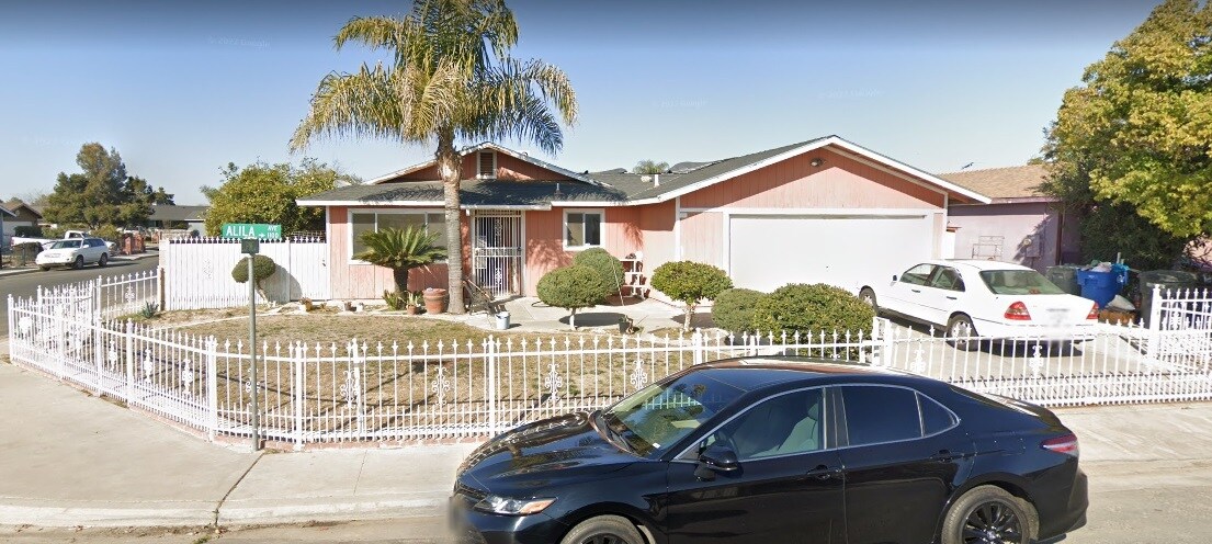 1023 Alila Ave in Delano, CA - Building Photo