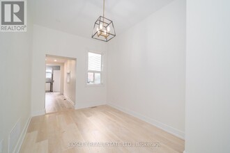 13-13 Mansfield Ave in Toronto, ON - Building Photo - Building Photo