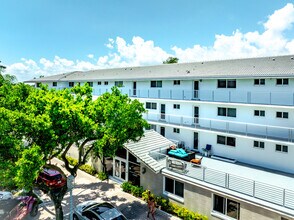 1015 Spanish River Rd in Boca Raton, FL - Building Photo - Building Photo