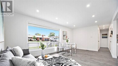 33 Majestic Dr in Ottawa, ON - Building Photo - Building Photo