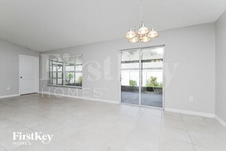 256 Cascade Bend Dr in Ruskin, FL - Foto de edificio - Building Photo