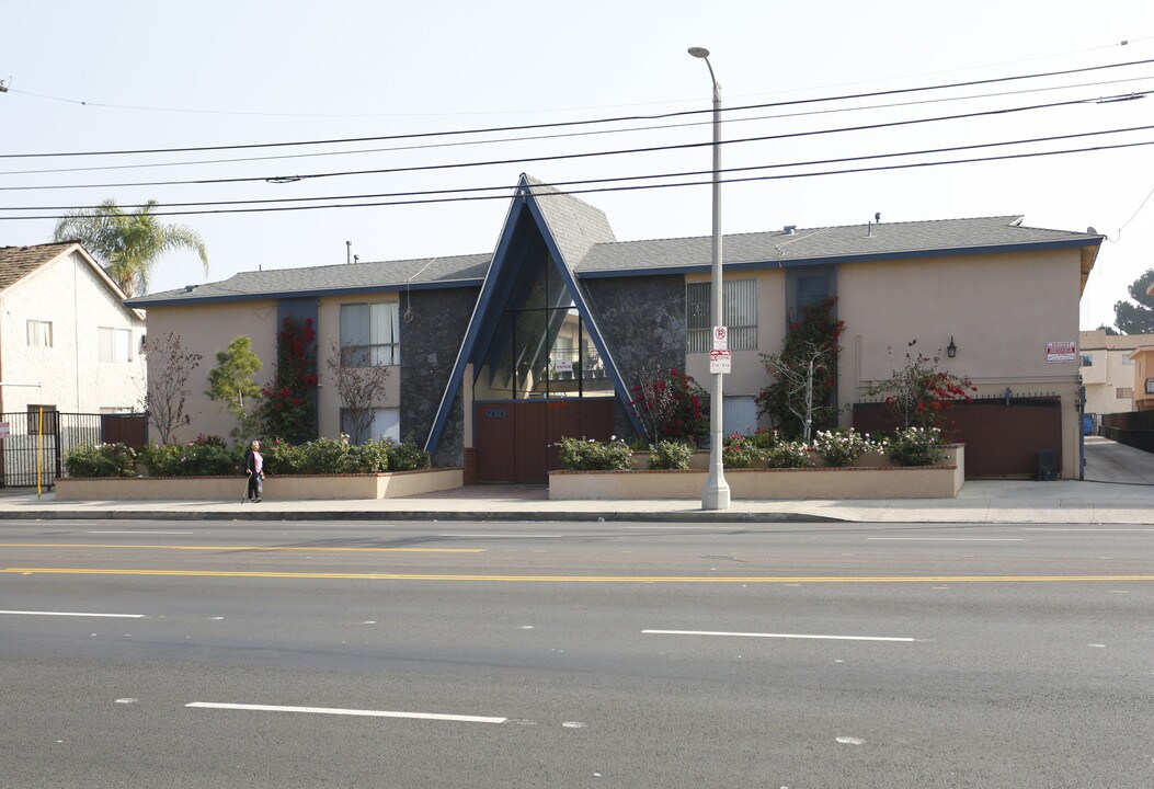 7416 Woodman Ave in Van Nuys, CA - Building Photo