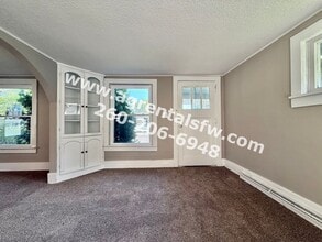 902 E 1st St in Auburn, IN - Foto de edificio - Building Photo