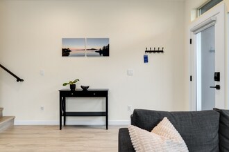 823 NE 70th St in Seattle, WA - Building Photo - Building Photo