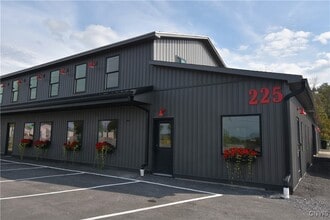 225 Clinton Rd in New Hartford, NY - Building Photo - Building Photo