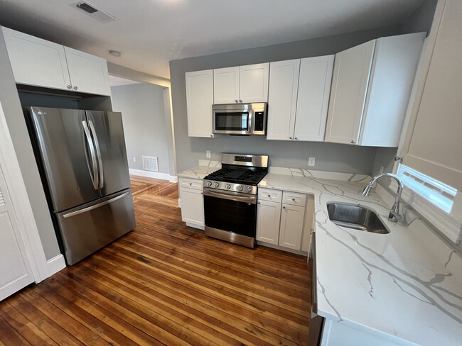 37 Hancock St, Unit 3 in Somerville, MA - Foto de edificio - Building Photo