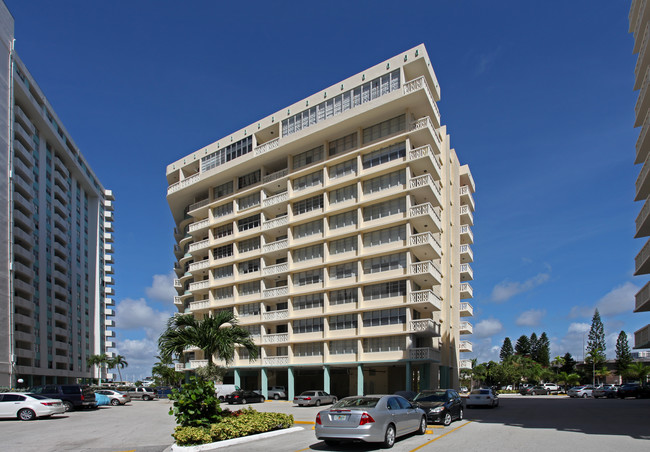 Imperial Towers East & West in Hallandale Beach, FL - Building Photo - Building Photo