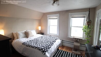 30 Antwerp St, Unit 2 in Boston, MA - Foto de edificio - Building Photo