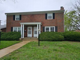 306 Robinhood Ln in Bloomington, IL - Building Photo