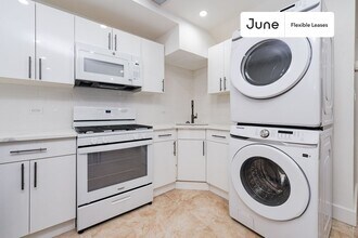 329 Pulaski St in New York, NY - Building Photo - Building Photo