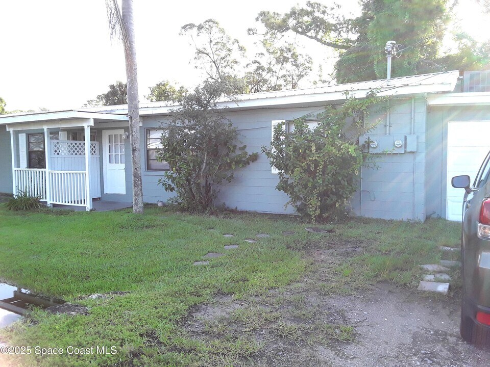 120 Laurel Oak St in West Melbourne, FL - Building Photo