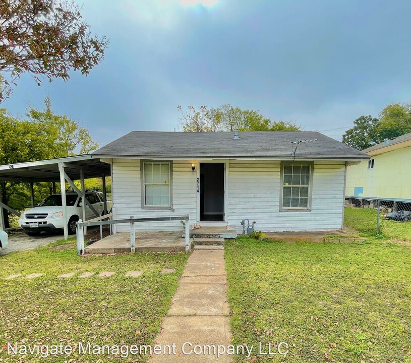 2714 Kavasar Dr in Dallas, TX - Foto de edificio