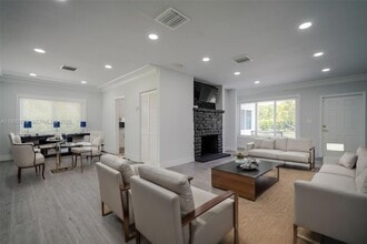 8390 SW 64th St in Miami, FL - Foto de edificio - Building Photo