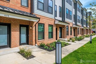624 Sadie Cir in New Brunswick, NJ - Building Photo - Building Photo