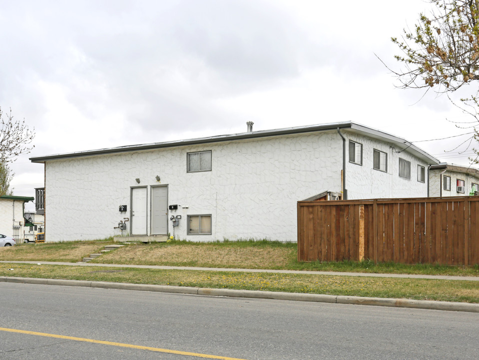 2 Huntley Close NE in Calgary, AB - Building Photo