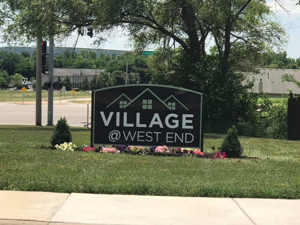 Village at West End in Lawrence, KS - Foto de edificio