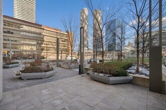15 Queens Quay E in Toronto, ON - Building Photo - Building Photo