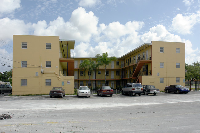 2295 NW 46th St in Miami, FL - Building Photo - Building Photo