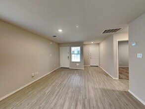 7315 Avila Vis in San Antonio, TX - Building Photo - Building Photo