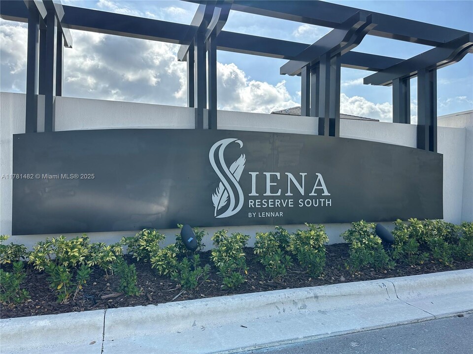 23390 SW 127th Ct in Miami, FL - Foto de edificio