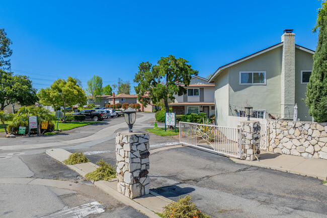 700 E Taft Ave in Orange, CA - Foto de edificio - Building Photo