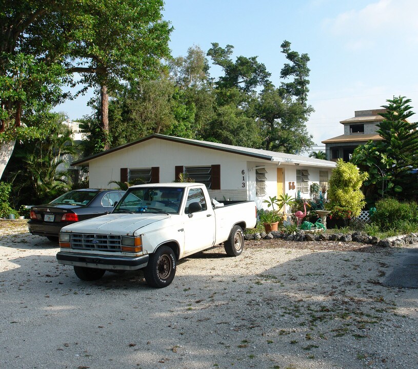 609-613 SW 11th St in Fort Lauderdale, FL - Building Photo