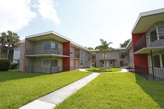 Astoria Apartments in St. Petersburg, FL - Foto de edificio - Building Photo