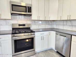 30 Woodland Dr, Unit 2 in Greenwich, CT - Building Photo - Building Photo