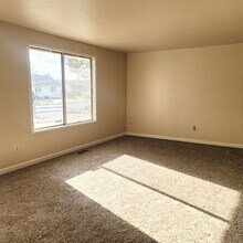 390 Aspen Way in Fernley, NV - Foto de edificio - Building Photo