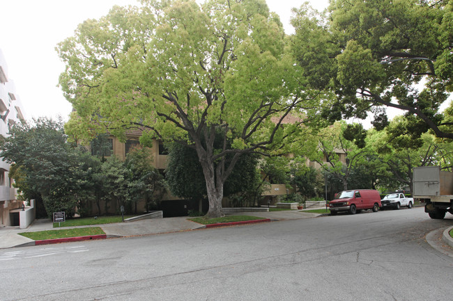 430 N Maple Dr in Beverly Hills, CA - Foto de edificio - Building Photo