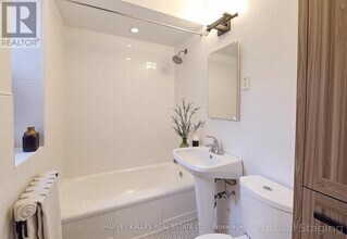 4 Greenbrook Dr in Toronto, ON - Building Photo - Building Photo