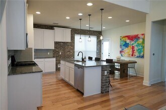 1008 Totis Rd in Austin, TX - Building Photo - Building Photo