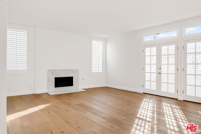 11845 Mayfield Ave in Los Angeles, CA - Building Photo - Building Photo