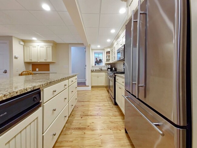 111 Shore Dr in Mashpee, MA - Building Photo - Building Photo