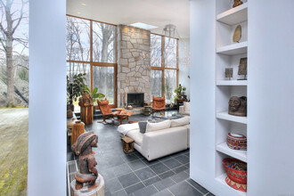 112 Birch Hill Rd in Weston, CT - Foto de edificio - Building Photo