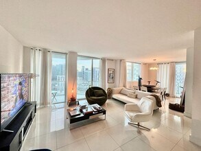 253 NE 2nd St, Unit 3308 in Miami, FL - Foto de edificio - Building Photo