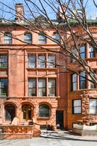 319 W 77th St in New York, NY - Building Photo