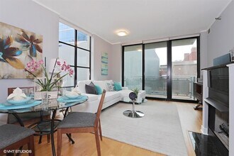 744 N Clark St in Chicago, IL - Building Photo - Building Photo