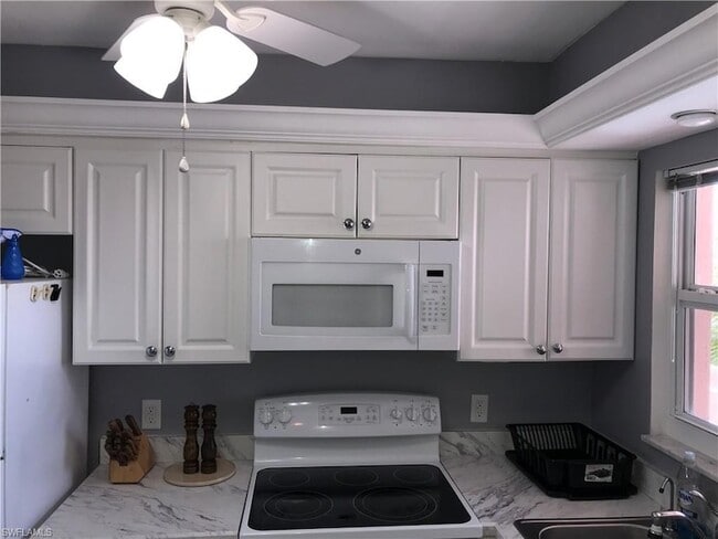 225 Turtle Lake Ct, Unit 301 in Naples, FL - Building Photo - Building Photo