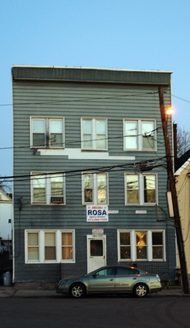 201 Lake St in Newark, NJ - Foto de edificio - Building Photo