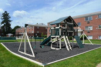 Sweetbriar Apartments in Lancaster, PA - Building Photo - Building Photo