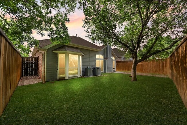 17958 Brent Dr in Dallas, TX - Foto de edificio - Building Photo