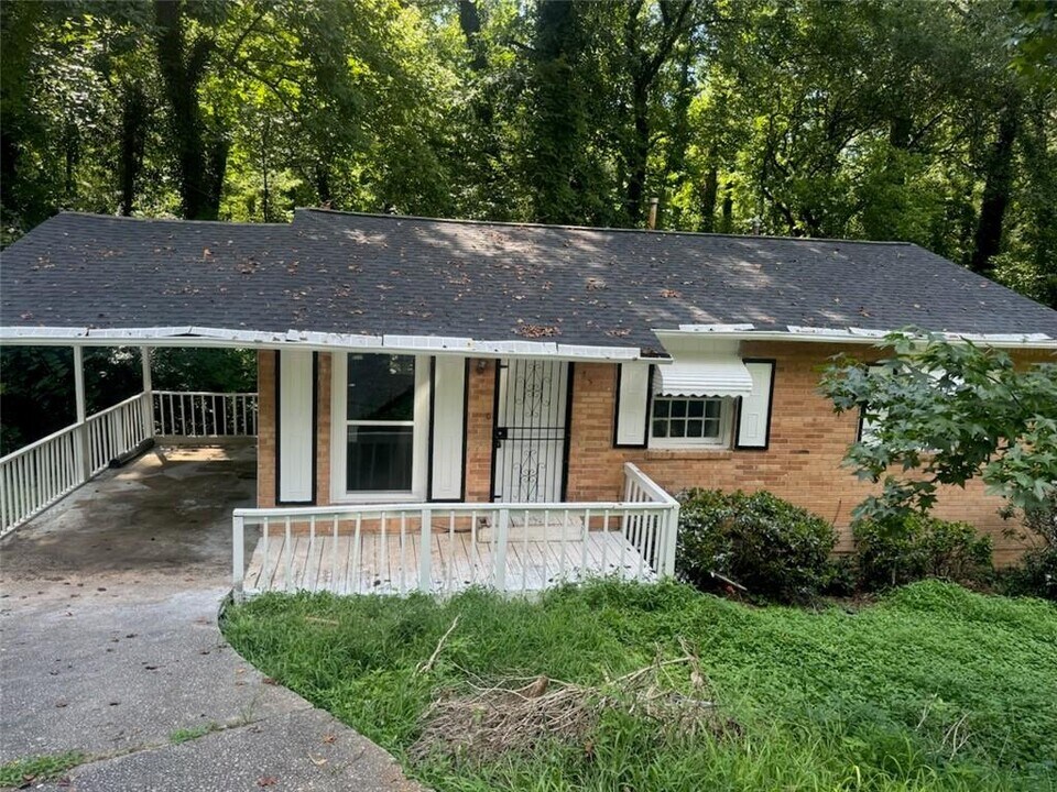 490 Fairlane Cir NW in Atlanta, GA - Building Photo