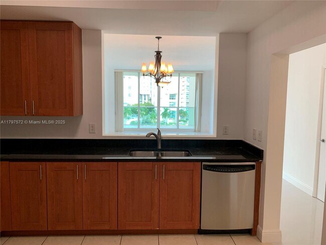3340 NE 190th St in Aventura, FL - Building Photo - Building Photo