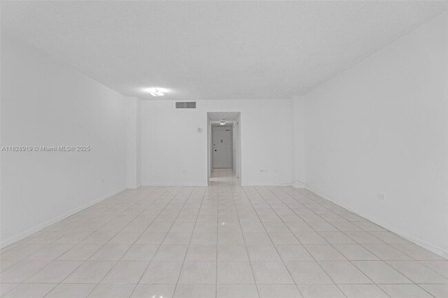 905 Brickell Bay Dr, Unit 1823 in Miami, FL - Building Photo - Building Photo